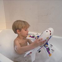 niño en la bañera